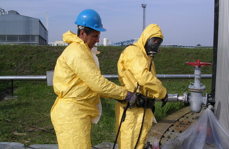 tartálytisztítás védőruhában